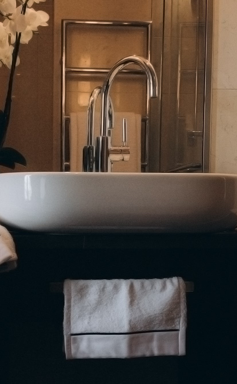 Linges et serviettes de bains. Gant de bain sur lavabo.