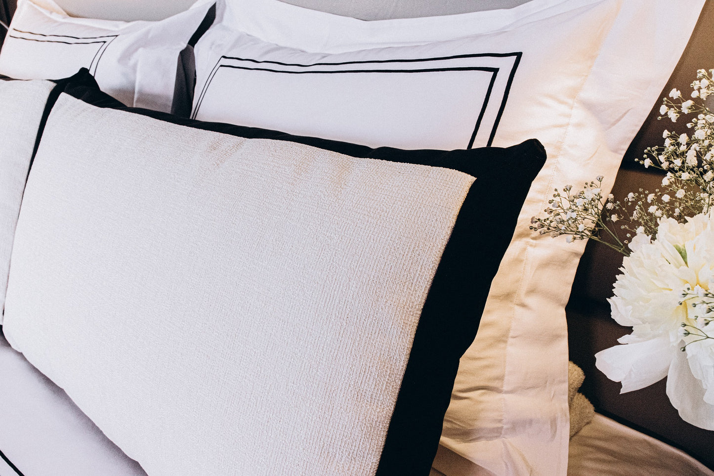 Two El Roy decorative cushions. Flowers.